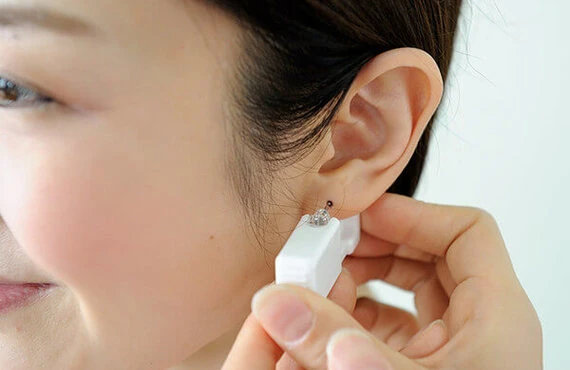 他院で開けたピアス修正ならカレイドクリニック
